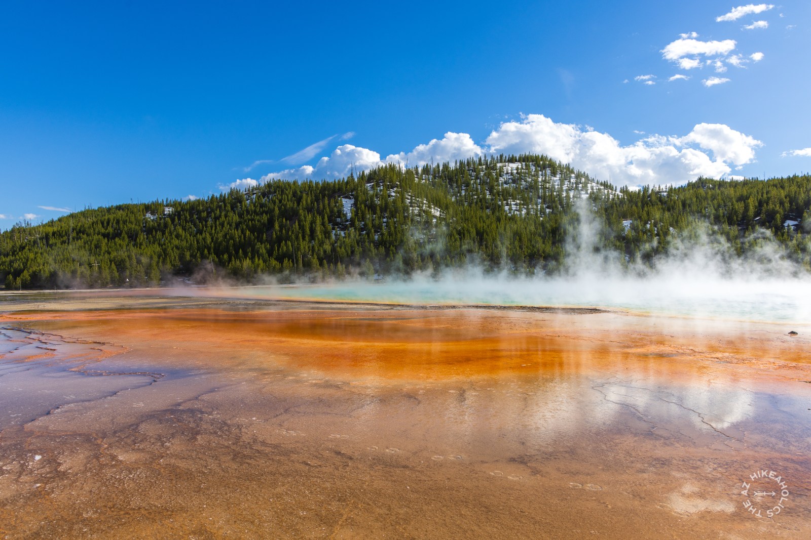 Grand Prismatic hot spring at Midway Geyser Basin in Yellowstone National Park, Wyoming