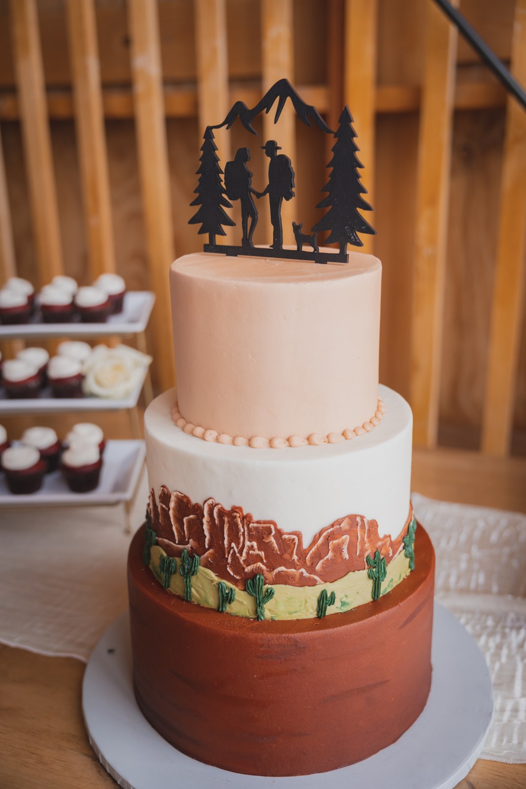 Outdoorsy wedding cake