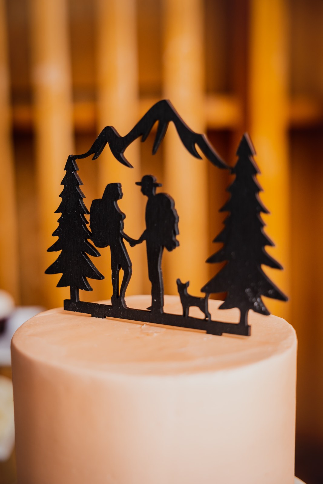 Outdoorsy wedding cake